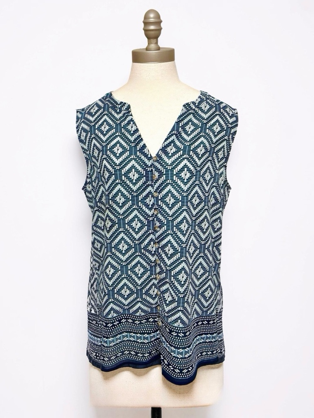 Women’s Croft & Barrow Chiffon Sleeveless Button-Down Blouse